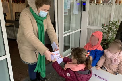 Kerstkaarten brengen!